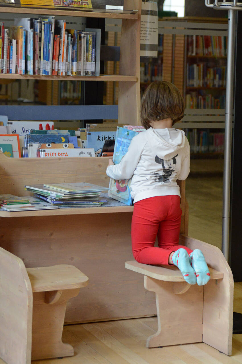 Zona bambini - bimba intenta alla lettura (foto Cristina Manica 2014)