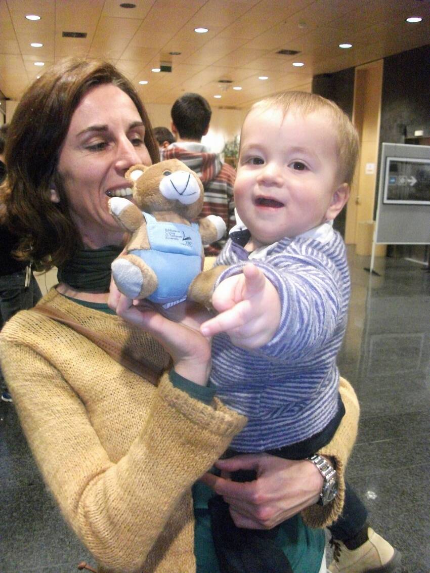 inaugurazione spazio bambini - mamma con bambino e mascotte dell'iniziativa