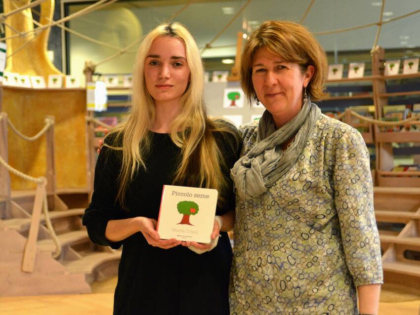 Marta Coatti con la professoressa Manuela Salvi dell'Istituto delle Arti di Trento e Rovereto (foto Florio Badocchi 2014)