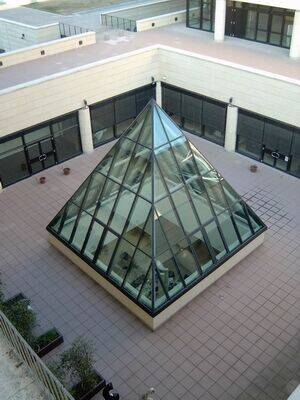 Cortile della Piramide