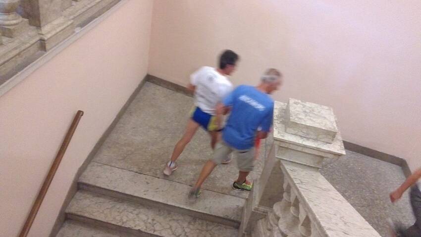 podisti sulla scala del Municipio