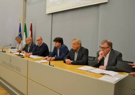 tavolo con i protagonisti dell'accordo