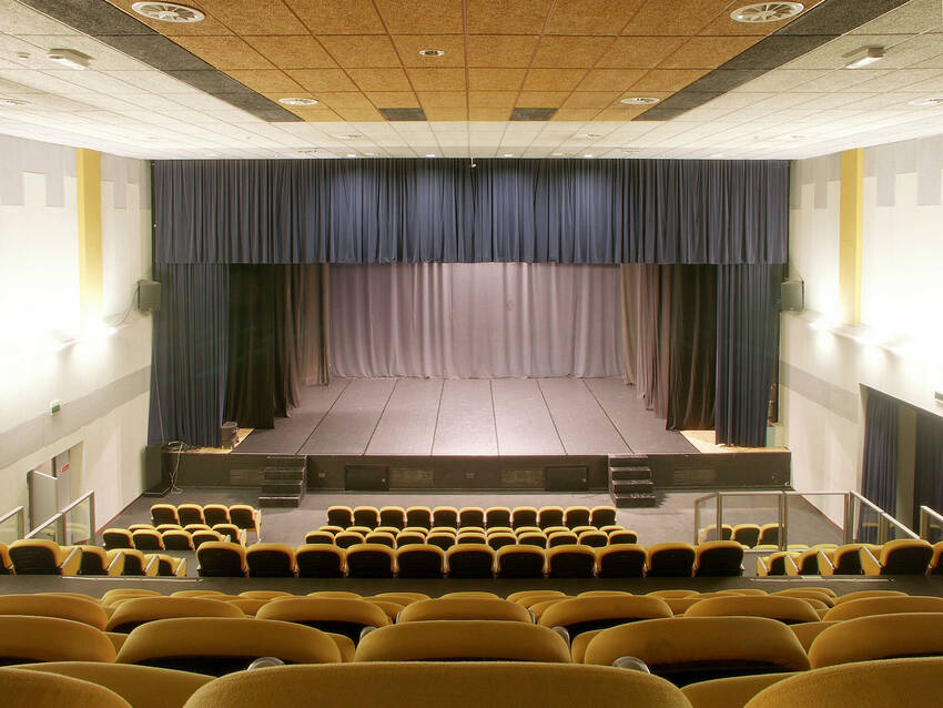 foto interno teatro cartiera