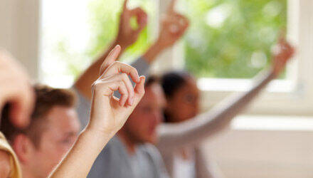Mani alzate durante una lezione o una conferenza
