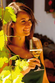 Ragazza con bicchiere (Fototeca Trentino Sviluppo S.p.A.- foto di Carlo Baroni)