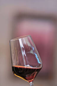 Calice di Marzemino (Fototeca Trentino Sviluppo S.p.A.- foto di Massimiliano Vassura)