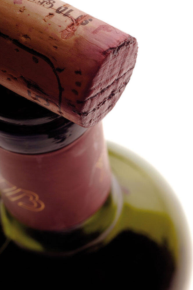 Vino rosso, tappo e bottiglia (Fototeca Trentino Sviluppo S.p.A.- foto di Carlo Baroni)