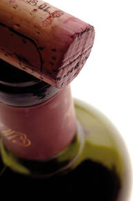 Vino rosso, tappo e bottiglia (Fototeca Trentino Sviluppo S.p.A.- foto di Carlo Baroni)
