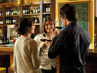 Ragazzi con bicchieri (Fototeca Trentino Sviluppo S.p.A.- foto di Carlo Baroni)