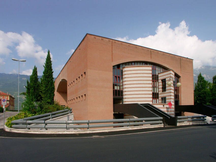 Centro Civico Brione ripreso da Via Silvio Pellico