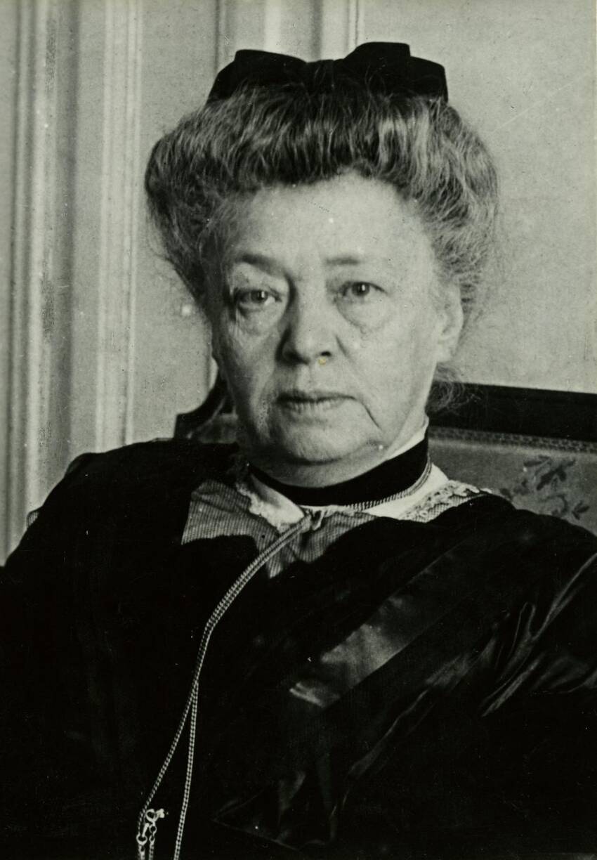 ritratto fotografico, in bianco e nero, di Bertha von Suttner
