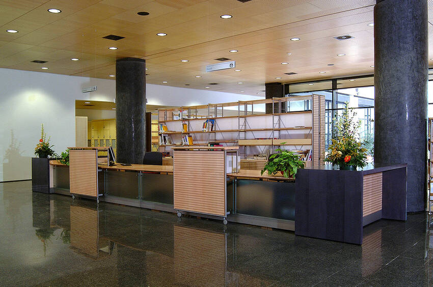 Bancone di ingresso della Biblioteca Civica