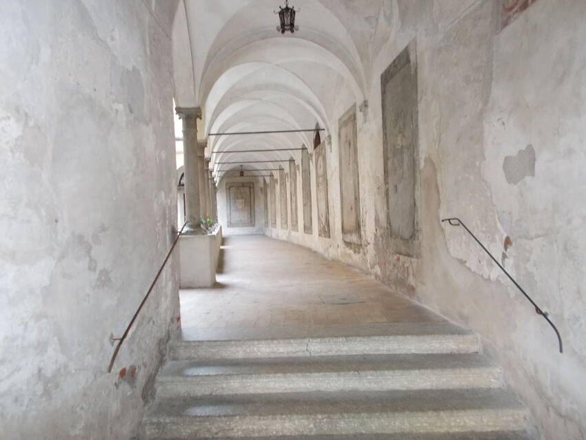 dettaglio interno chiostro chiesa di S. Maria del Carmine